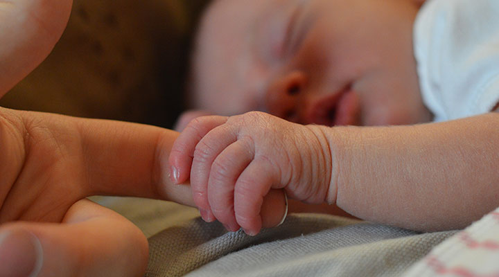 Babygrößen Tabelle: In der richtigen Babygröße fühlt sich Baby wohl und geborgen