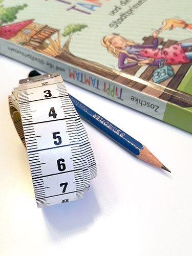 Gegenstände, die man zum Messen der Körpergröße von Kindern oder Erwachsenen zur Hand haben sollte: Maßband, Bleistieft, Buch.