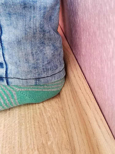 Kindergrößen Bestimmung – Schritt 1: Fersen müssen an der Wand stehen