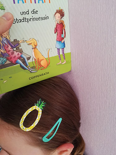 Kindergrößen Bestimmung – Schritt 2: Buch an der Wand nach unten führen, bis es auf dem Kopf aufliegt