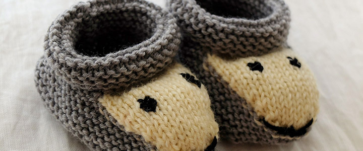 Schuhgrößen Baby: Süße Baby-Hausschuhe runden das Outfit ab und halten Baby's Füße schön warm