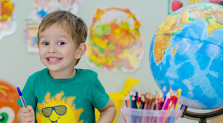 Der Junge hat sichtbar Spaß am malen. Er braucht sich keine Gedanken über internationale Kindergrößen zu machen.