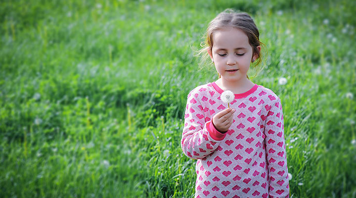 Welcher Größe entspricht die Kindergröße M? Über diese Frage brauch sich das Mädchen zum Glück noch keine Sorgen machen. Sie kann vergnügt auf der grünen Wiese herumlaufen und mit ihrer Pusteblume spielen